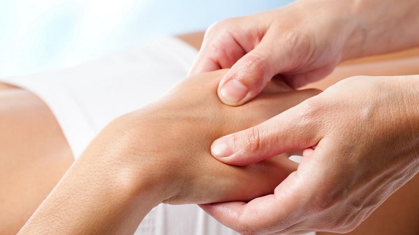 Cách massage giảm đau cho tay bị sưng